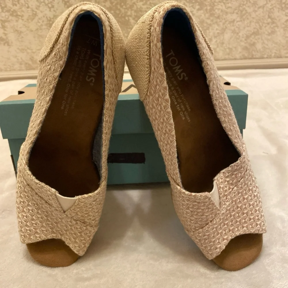 TOMS Women's  Beige Triangle Bow Cork Wedges